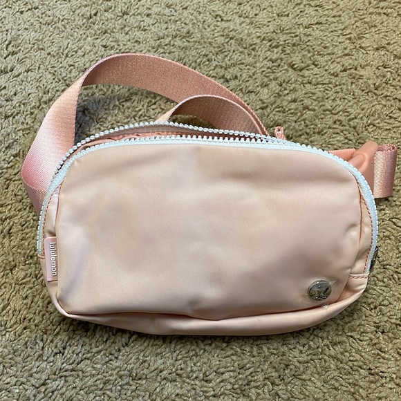 lululemon athletica Handbags - Lululemon everywhere belt bag